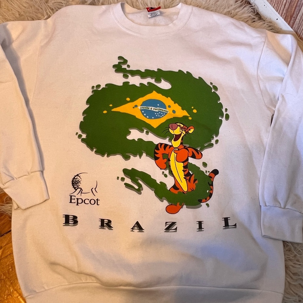 Disney vintage RARE Brazil epcot crew neck sweatshirt splash flag tigger size XL